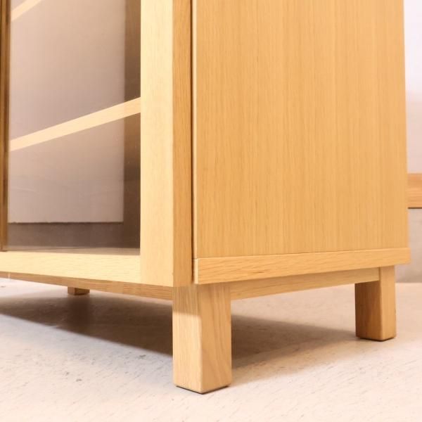 人気の無印良品(MUJI)のオーク材 キャビネット・ガラス扉です
