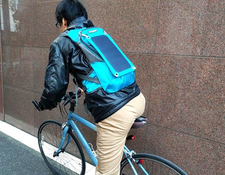 アウトドアの新常識！ 背中で太陽光発電ができるリュック - 価格.com