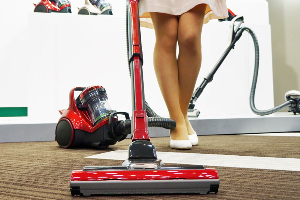 55kgの男性を持ち上げる日立のサイクロン式掃除機の“新ヘッド”がスゴイ
