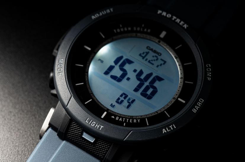 キャンプで！ 街で！ スッキリ小顔で話題のカシオ「プロトレック」最新