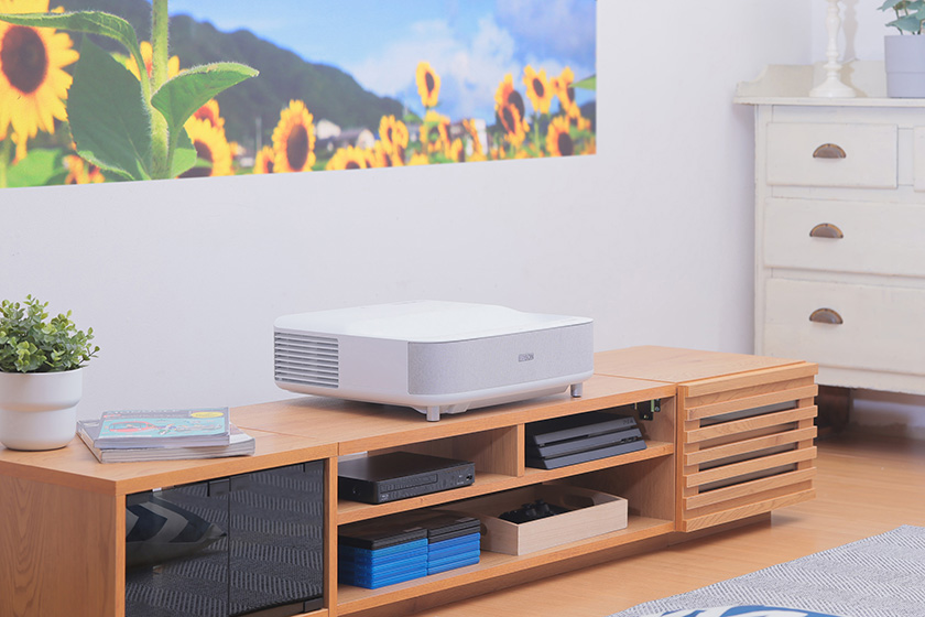 価格.com - [PR企画]エプソンの超短焦点プロジェクター「EH-LS300B/W