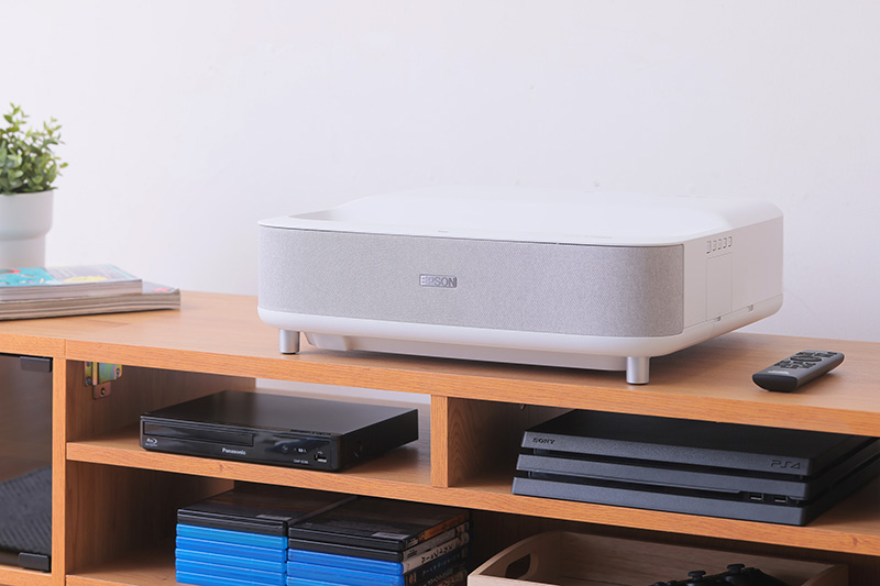 価格.com - [PR企画]エプソンの超短焦点プロジェクター「EH-LS300B/W