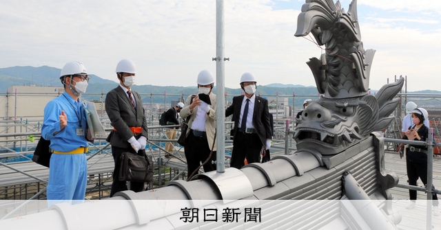 福山城、新たなシャチホコ公開 築城400年、本体工事完了迫る [広島県