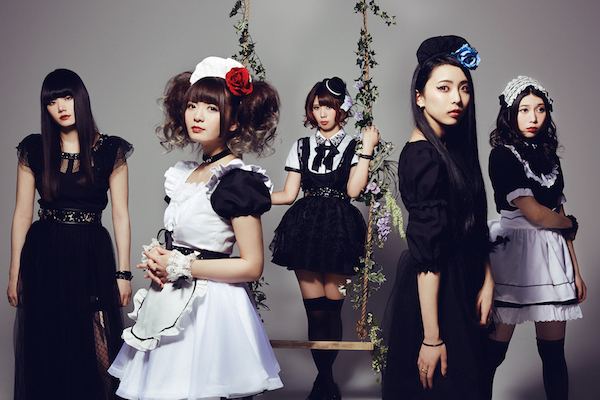 メイド服を纏った本格的ハードロック・バンドBAND-MAID、煙焔天に漲る