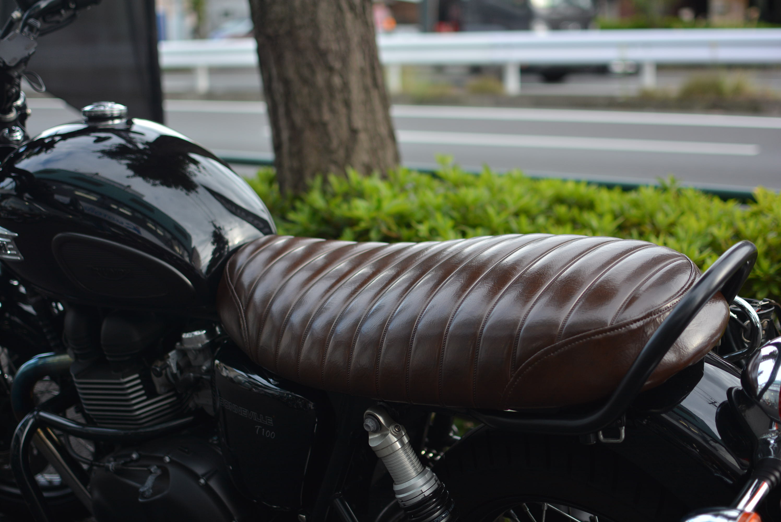 カスタムシート空冷ボンネビルT100 - iSモーターサイクル 東京都大田