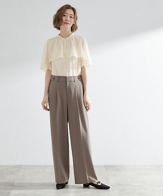 透け感と刺繍で魅せる ペイズリー刺繍ケープブラウス