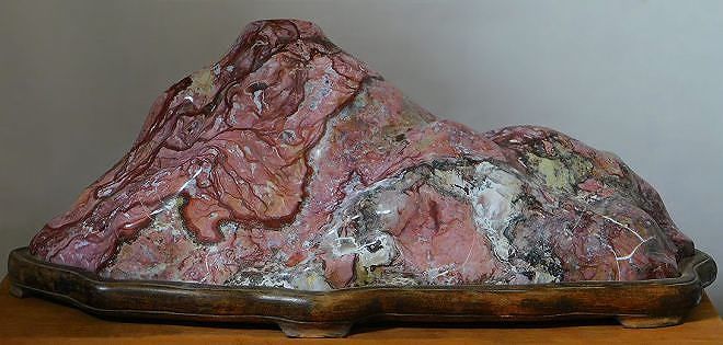 緋山「山水石美術館」 全国の水石・美石を紹介 会津錦紅石・北見錦紅石