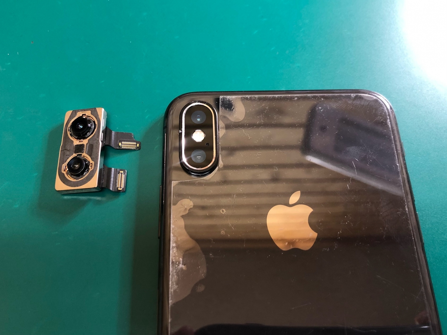 カメラレンズひび割れの放置で故障や水没のリスクが高まります。iPhone