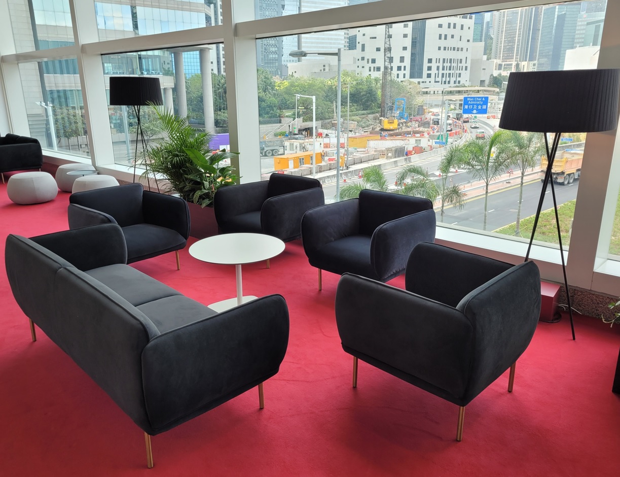 フロアランプ Tripod ブラックのレンタル｜iroco design