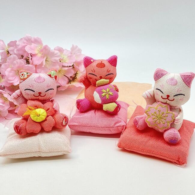 ぬいぐるみ かわいい 猫 桜 桜の招き猫 マスコット 座布団付き ピンク