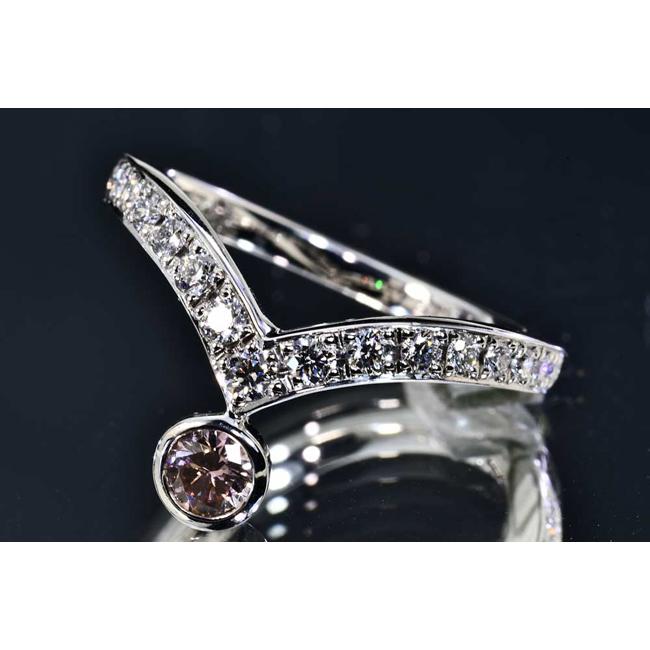 ピンクダイヤモンドリング V字のエタニティリングさん プラチナ Vの