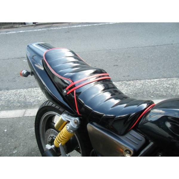 ヤマハ XJR400 変形タックロールシート エナメル 黒黒/黒赤 入荷未定