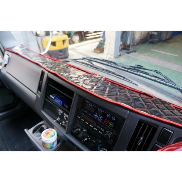 いすゞ07フォワード用 ダッシュマット ブラック赤糸 : トラック