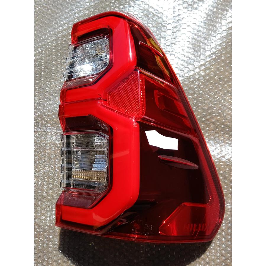 ハイラックス純正テールライト ※右側割れ有り トヨタ純正 ハイラックス