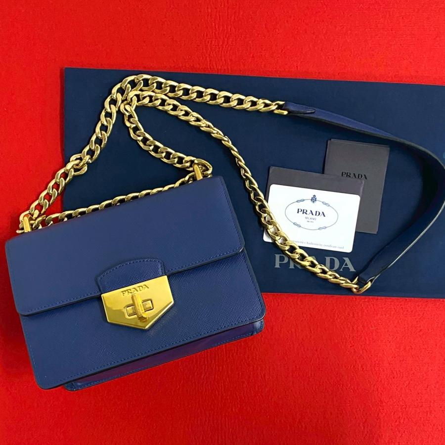 PRADA（プラダ） 極 美品 ロゴ ターンロック ゴールド 金具