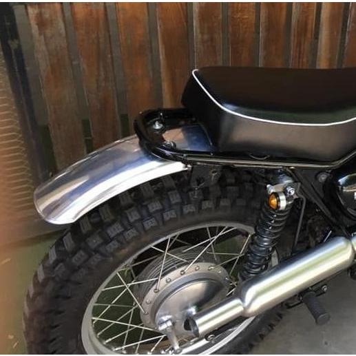 W400、W650、W800 ビンテージ スクランブラー アルミ リアフェンダー