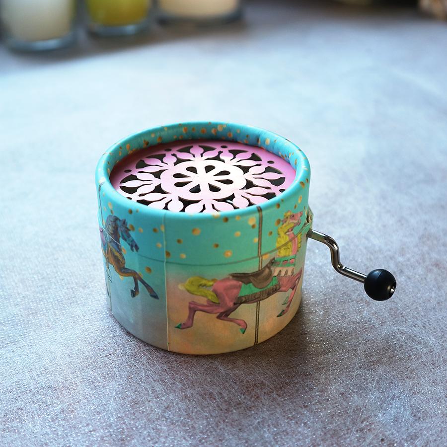 ドイツベルルレット社製 手巻きオルゴール／カルーセル 18弁量産