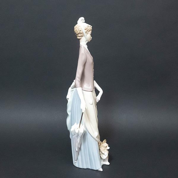 LLADRO（リヤドロ） フィギュリン『犬を連れた婦人』 : SELECTORS