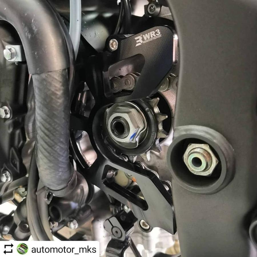 WR3 ダブルアールスリー スプロケットカバー カラー：レッド ZX-25R