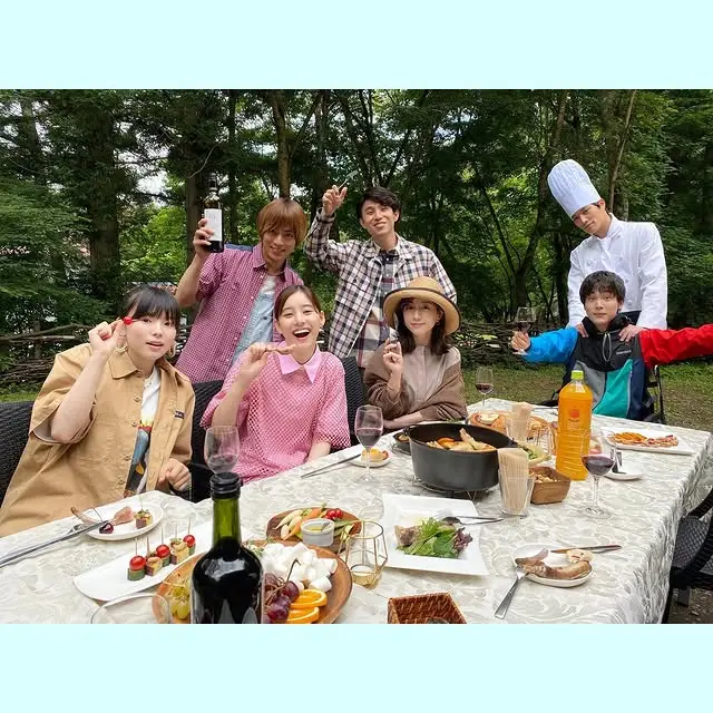 Athena New Yorkのアイテムを着用した芸能人の私服、衣装: 1ページ目