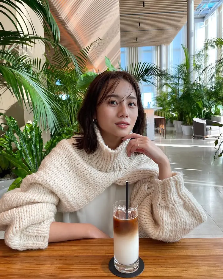 ETRÉ TOKYOの服を着た伊原葵さんのコーデ 私服/衣装/購入先 - Woomy