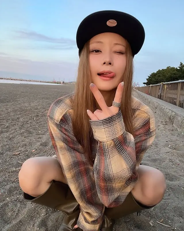 NEW ERAの服を着た重盛さと美さんのコーデ 私服/衣装/購入先 - Woomy