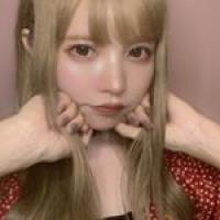 adidas x Gucciのアイテムを着用した芸能人の私服、衣装: 1ページ目