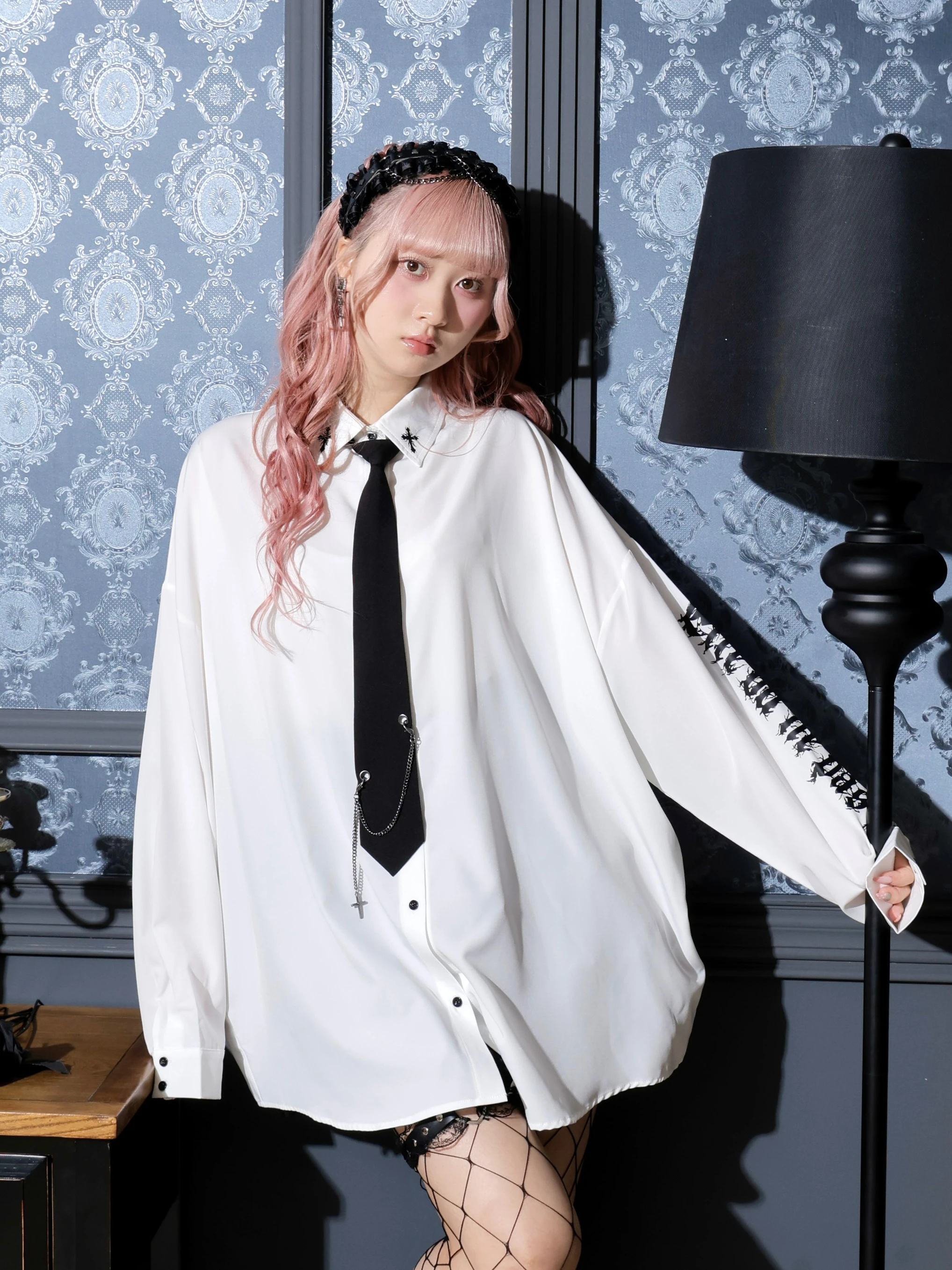 ネクタイ付きユニセックスシャツ（シャツ・ブラウス｜黒・オフホワイト