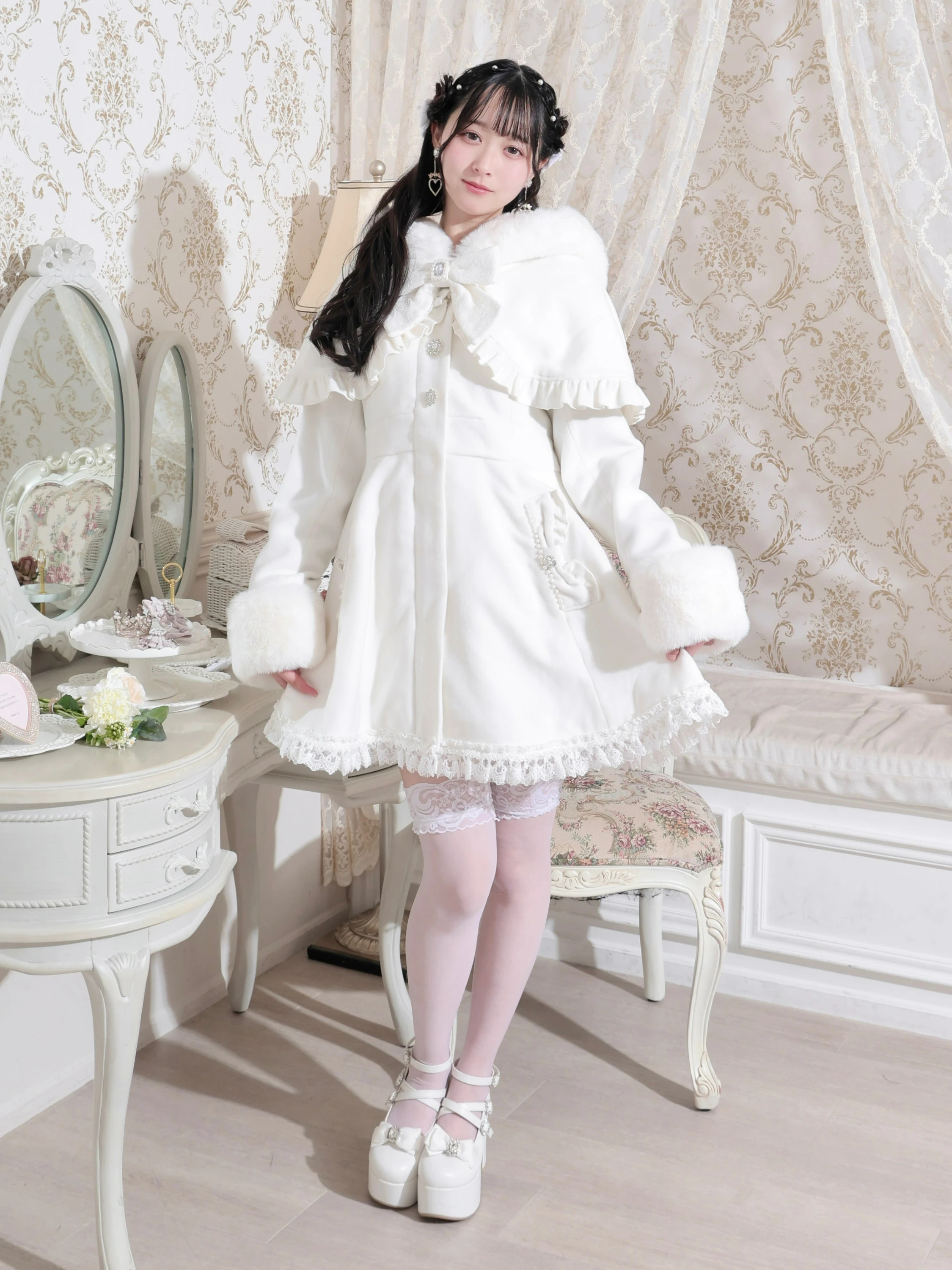 ケープフリルドーリーフレアコート（コート｜オフホワイト・ピンク・黒