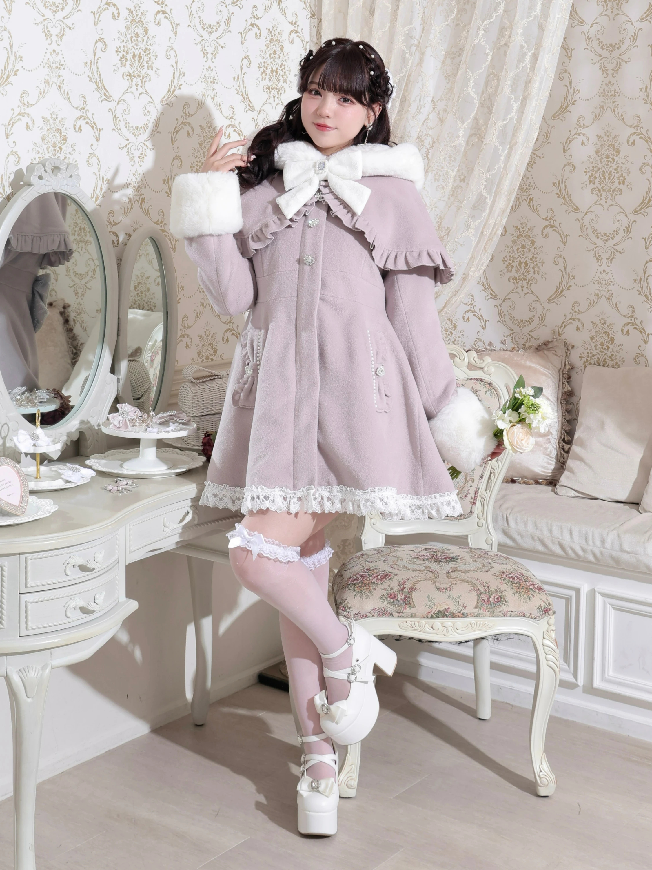 ケープフリルドーリーフレアコート（コート｜オフホワイト・ピンク・黒