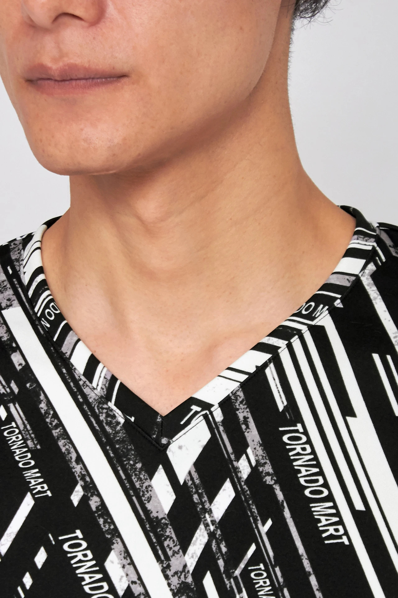 TORNADO MART∴TMロゴストライプVネックカットソー / TORNADO MART