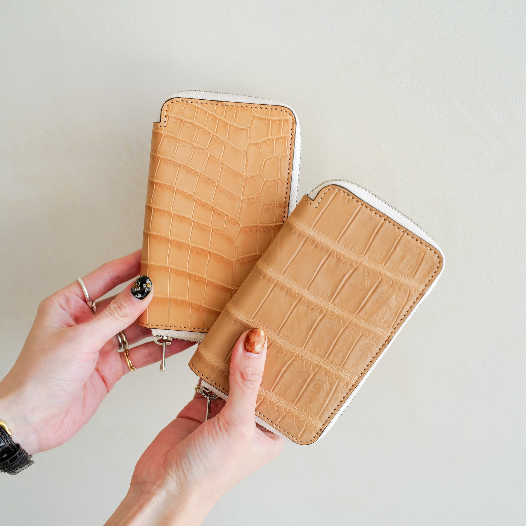 CRISTY SMART MID WLT.5｜ヌメクロコの経年変化が楽しめる本革ミニ財布