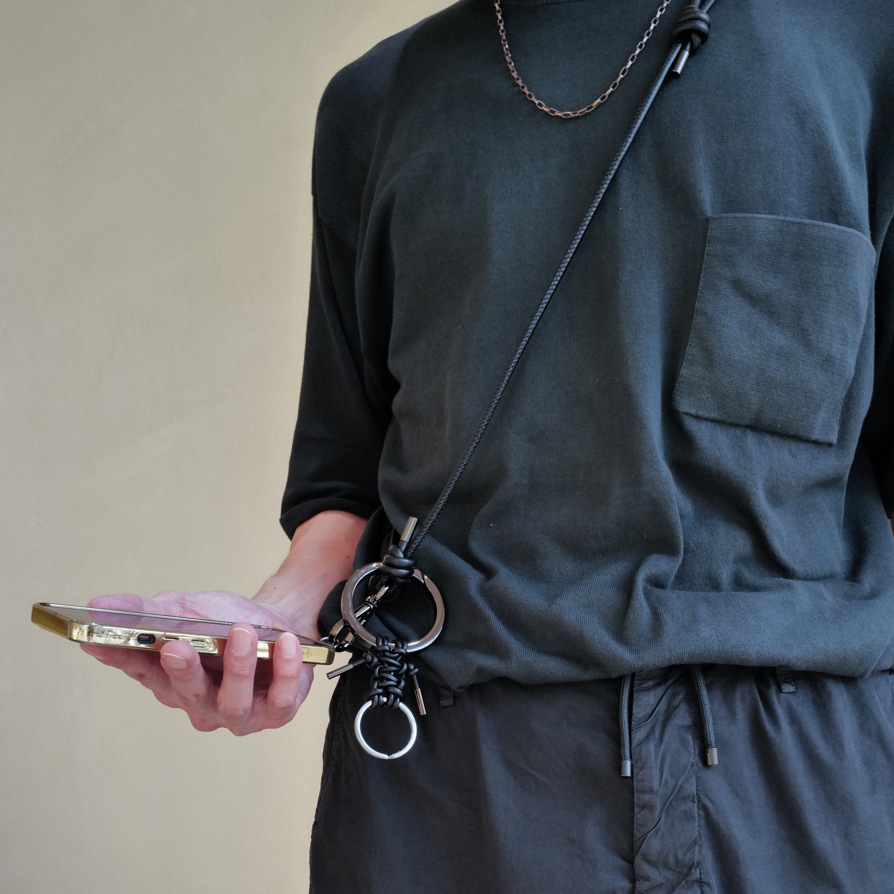 HERRIE PHONE STRING BK / STCOW｜ブラックニッケル仕様の本革スマホ