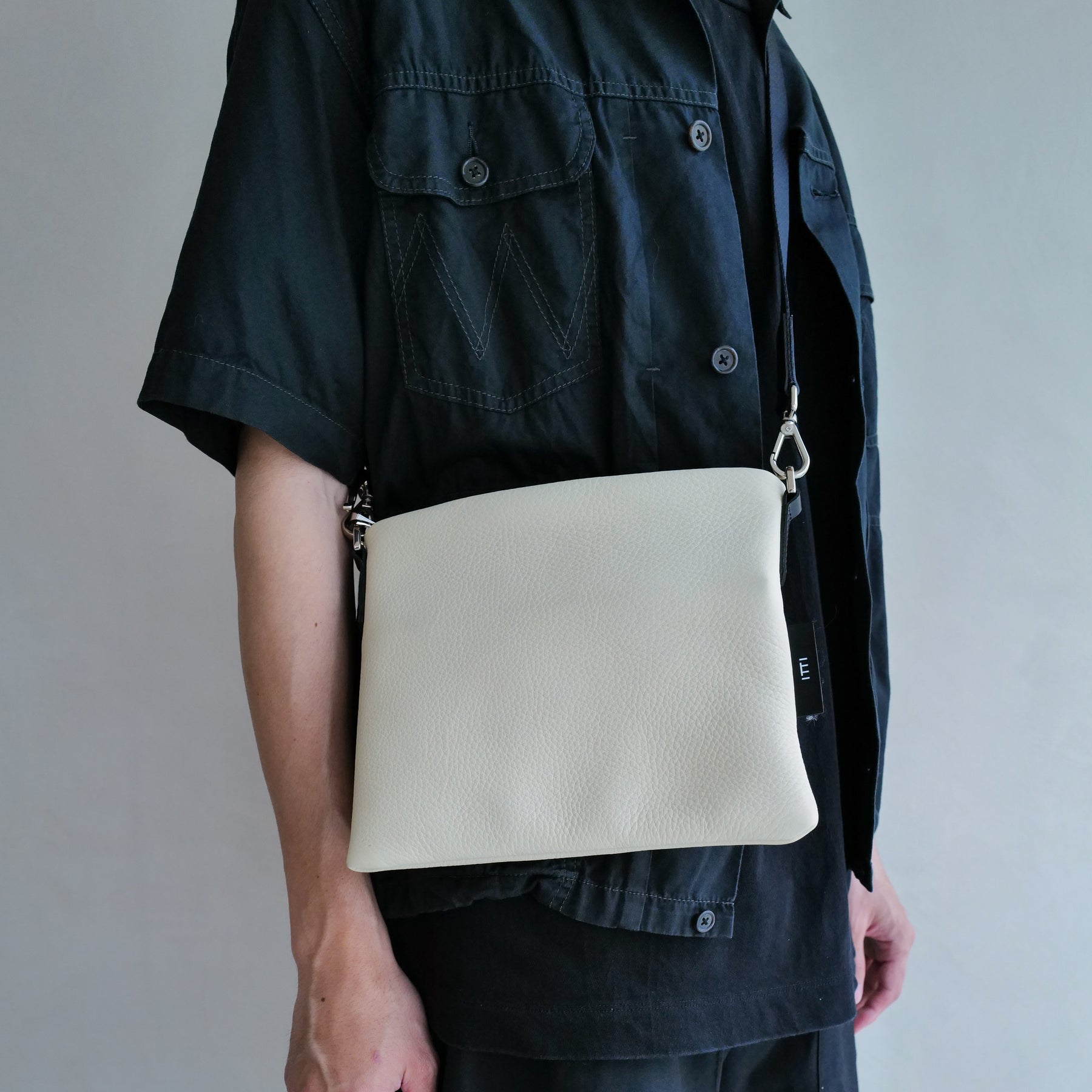 MARY SACOCHE - S / DIPLO SKY｜サステイナブルレザーの薄型ショルダー