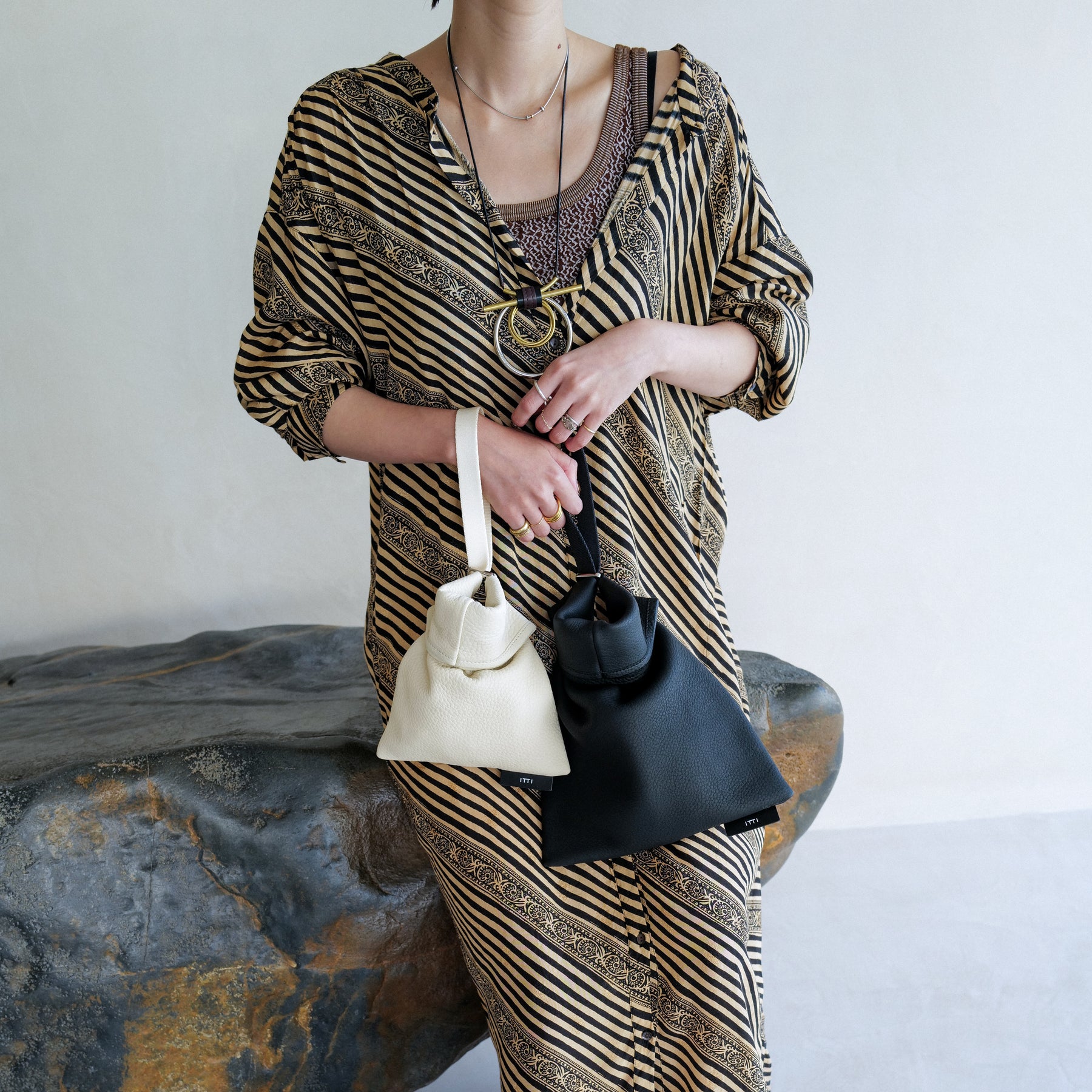 ANNIE RICE BAG iii / DIPLO SKY｜上質シュリンクレザー巾着バッグ 本