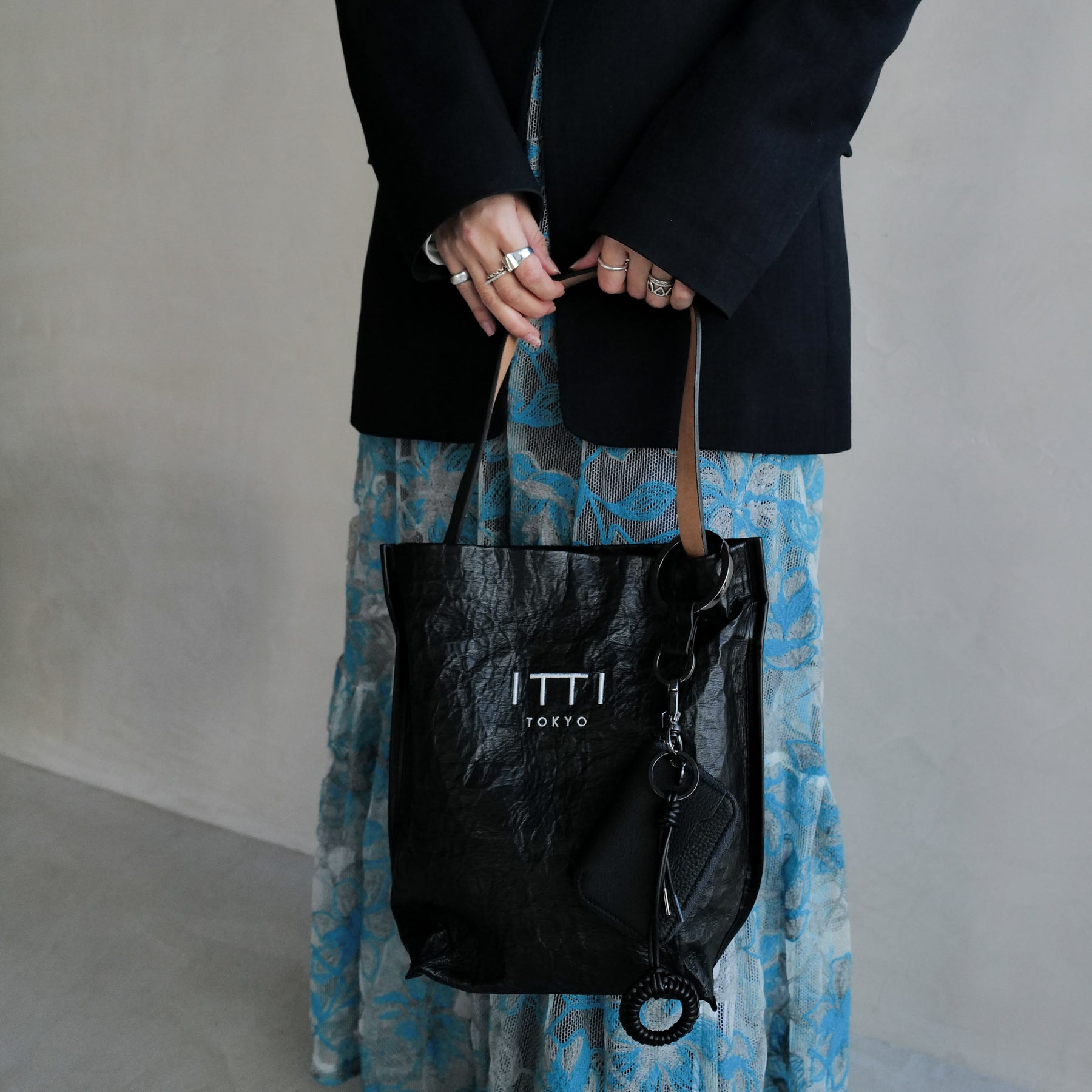 MARY PAPER BUCKET BAG - S / PTERA｜紙袋風フォルムの軽量バケット