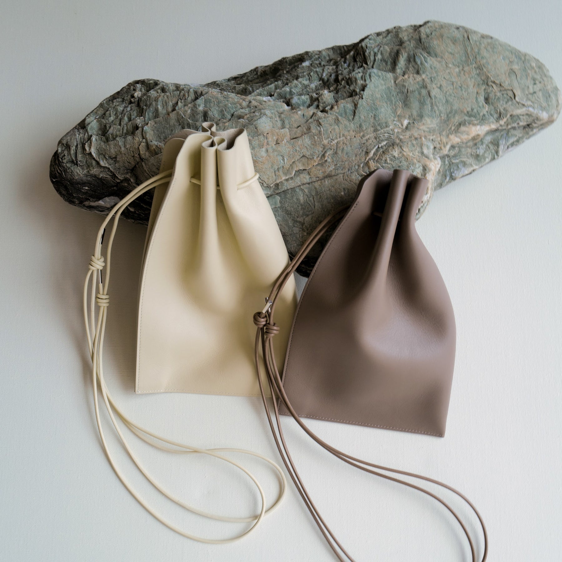 HERRIE KINCHAKU POUCH - PM / RAPTO FLEX｜ミニマル 巾着ポーチ 本革