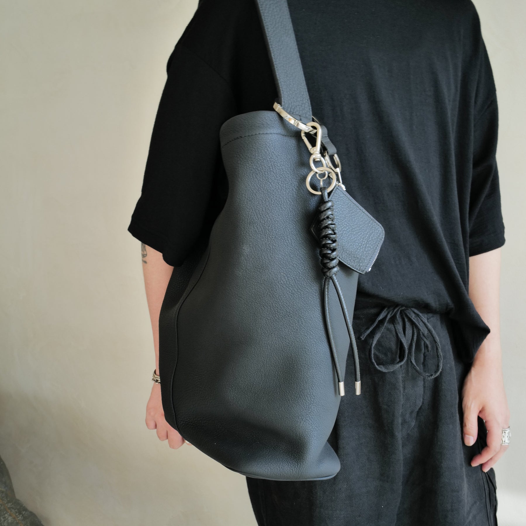 MARY BUCKET SHOULDER / DIPLO SKY｜サステイナブルレザーのワン