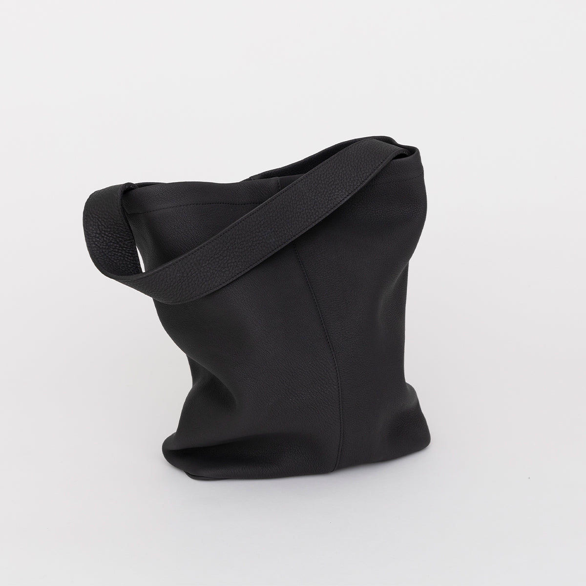 MARY BUCKET SHOULDER / DIPLO SKY｜サステイナブルレザーのワン