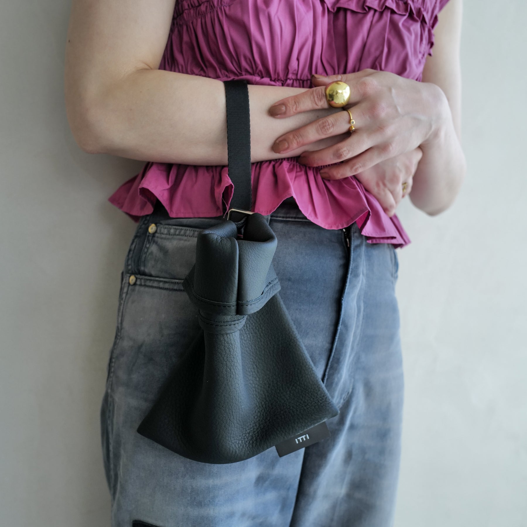 ANNIE SMALL RICE BAG / DIPLO SKY｜シュリンクレザー 巾着バッグ 本革