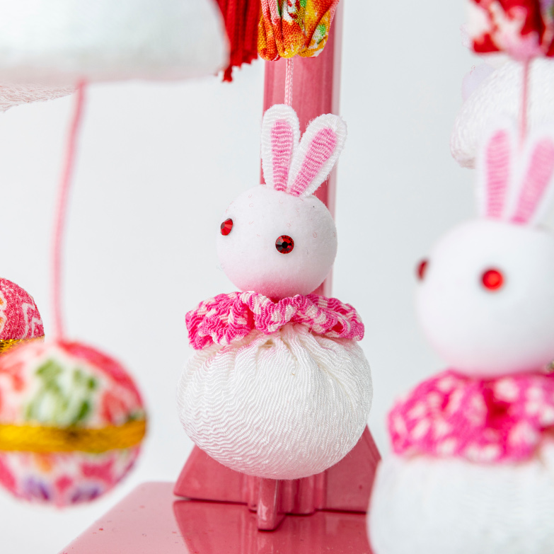 ちりめん吊るし飾り うさぎ ピンク（専用飾り台付） - Japan Shop 結