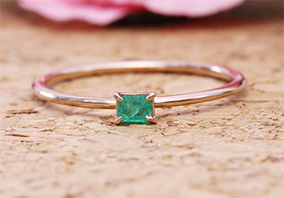 小さなエメラルドの石を腕の細い華奢なデザインリングにリフォーム