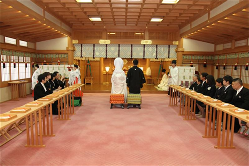 神社・寺院で結婚式をするなら三々九度へ