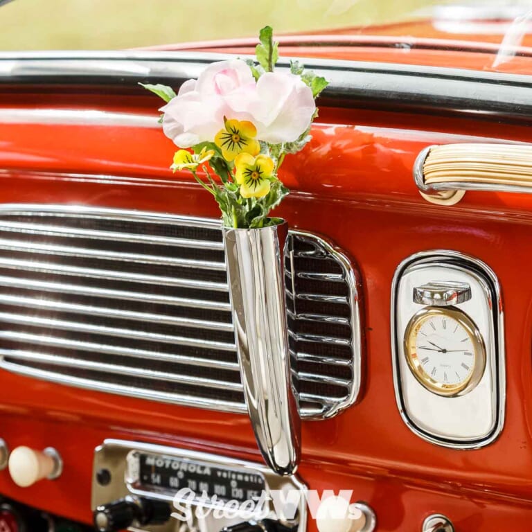 クルマのダッシュボードに花を飾るの!?」オシャレな空冷VWアクセサリー