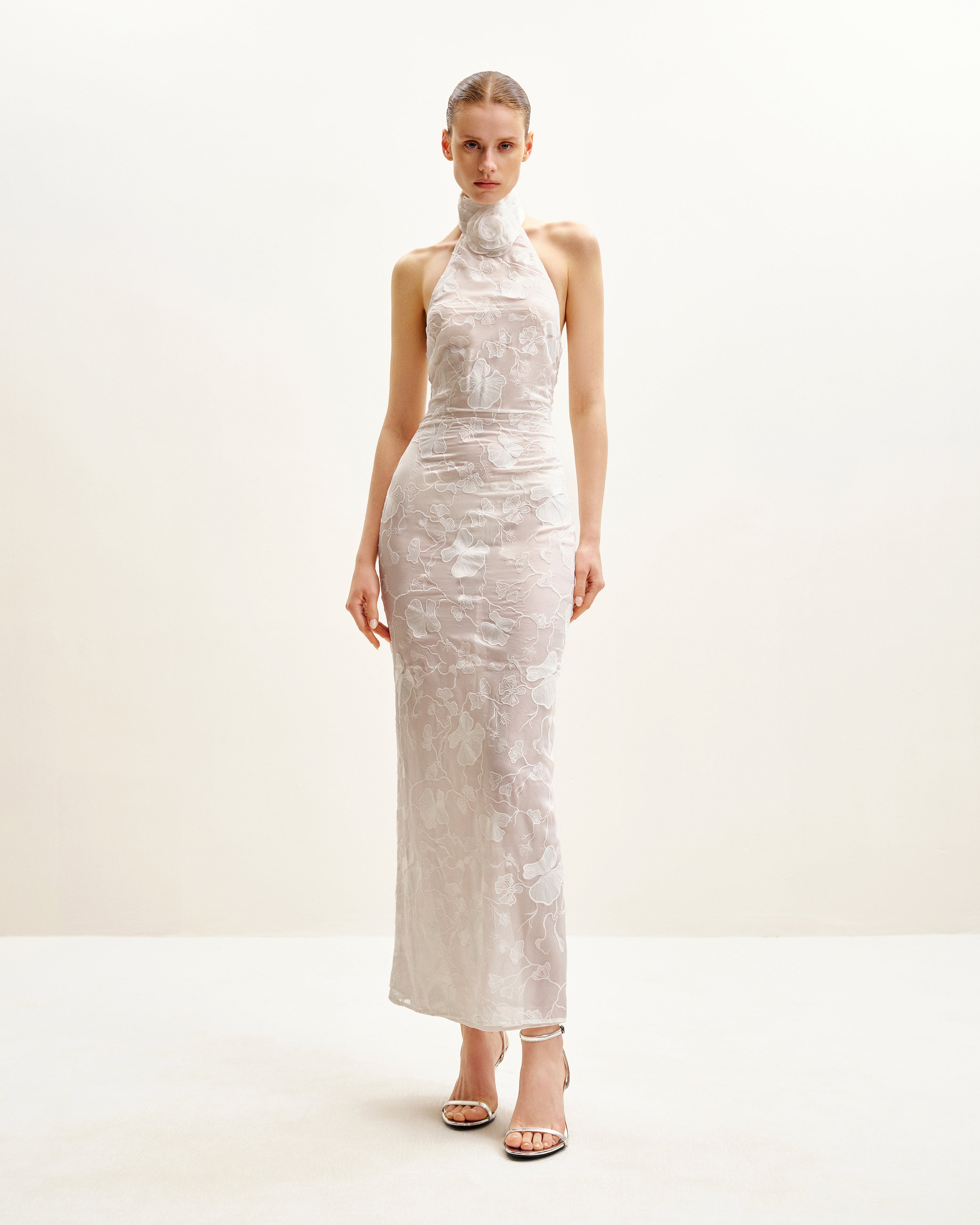 Uliana ホワイトフローラルレースホルターネックマキシドレス