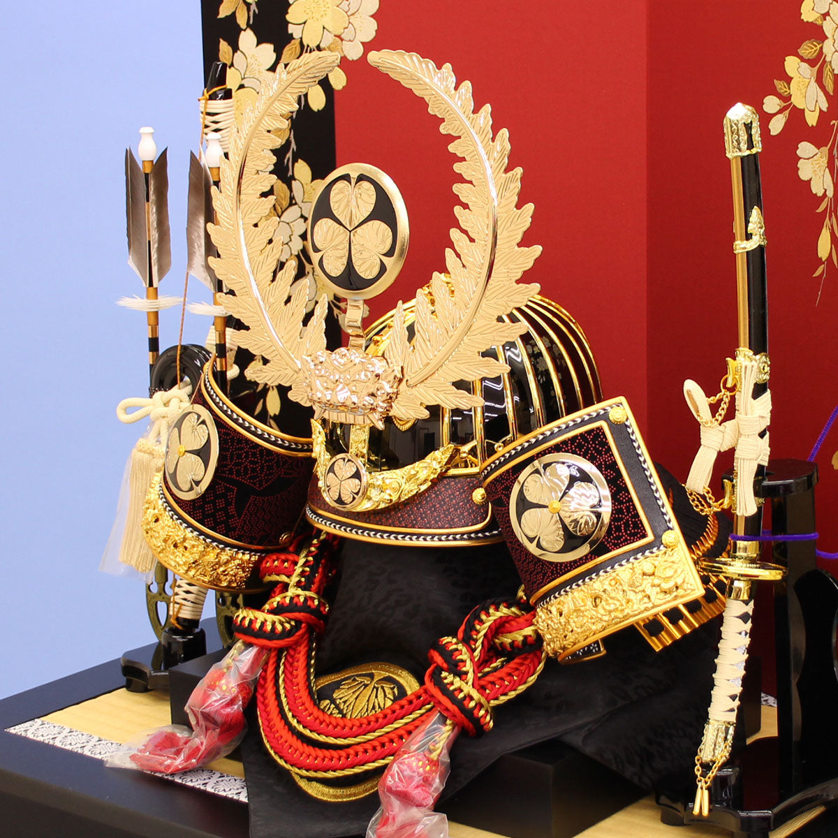 五月人形 兜収納セット 幅62cm 着用 徳川家康 赤しだれ桜 – 寿鳳人形の東芸