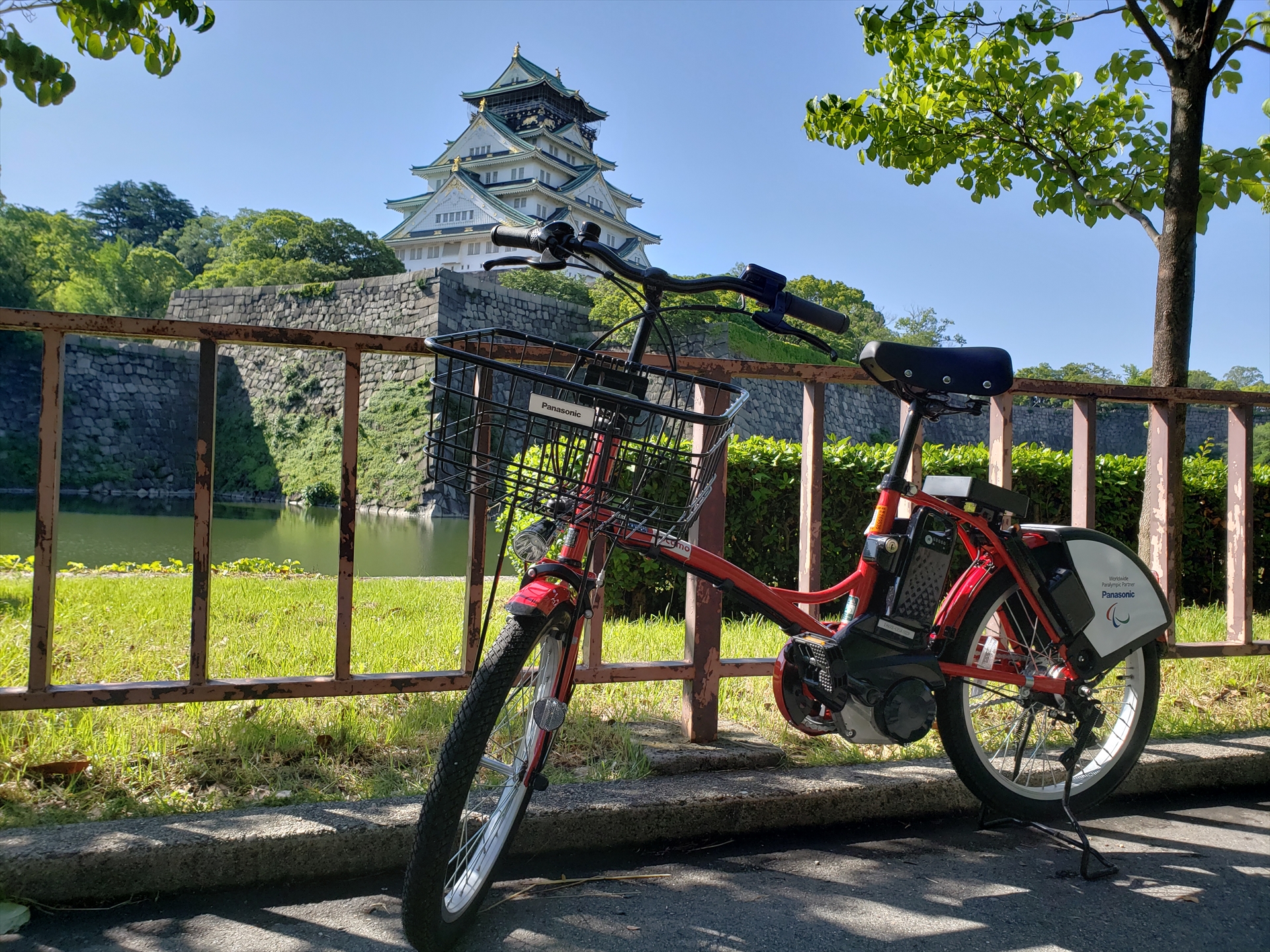 ドコモの赤い電動自転車が大阪に～「大阪バイクシェア」を試す
