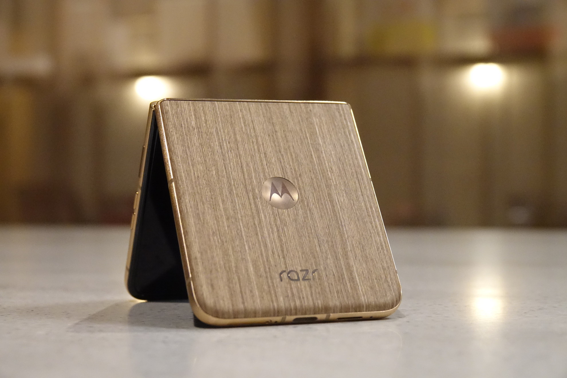 IIJから「motorola razr 60 ultra」の特別カラーモデルが発売、MNPで15