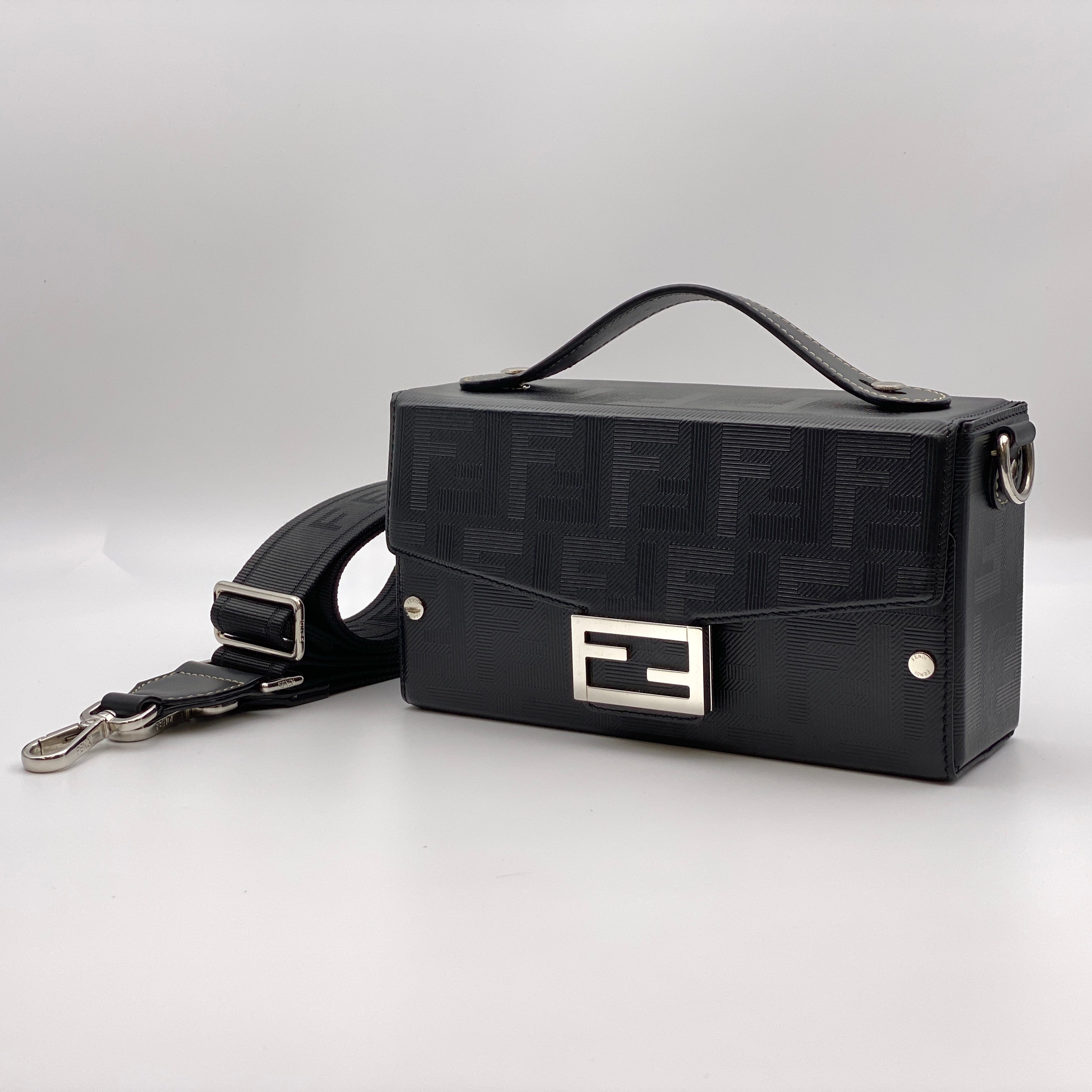 送料無料】FENDI （フェンディ）バゲット ソフトトランク ブラック