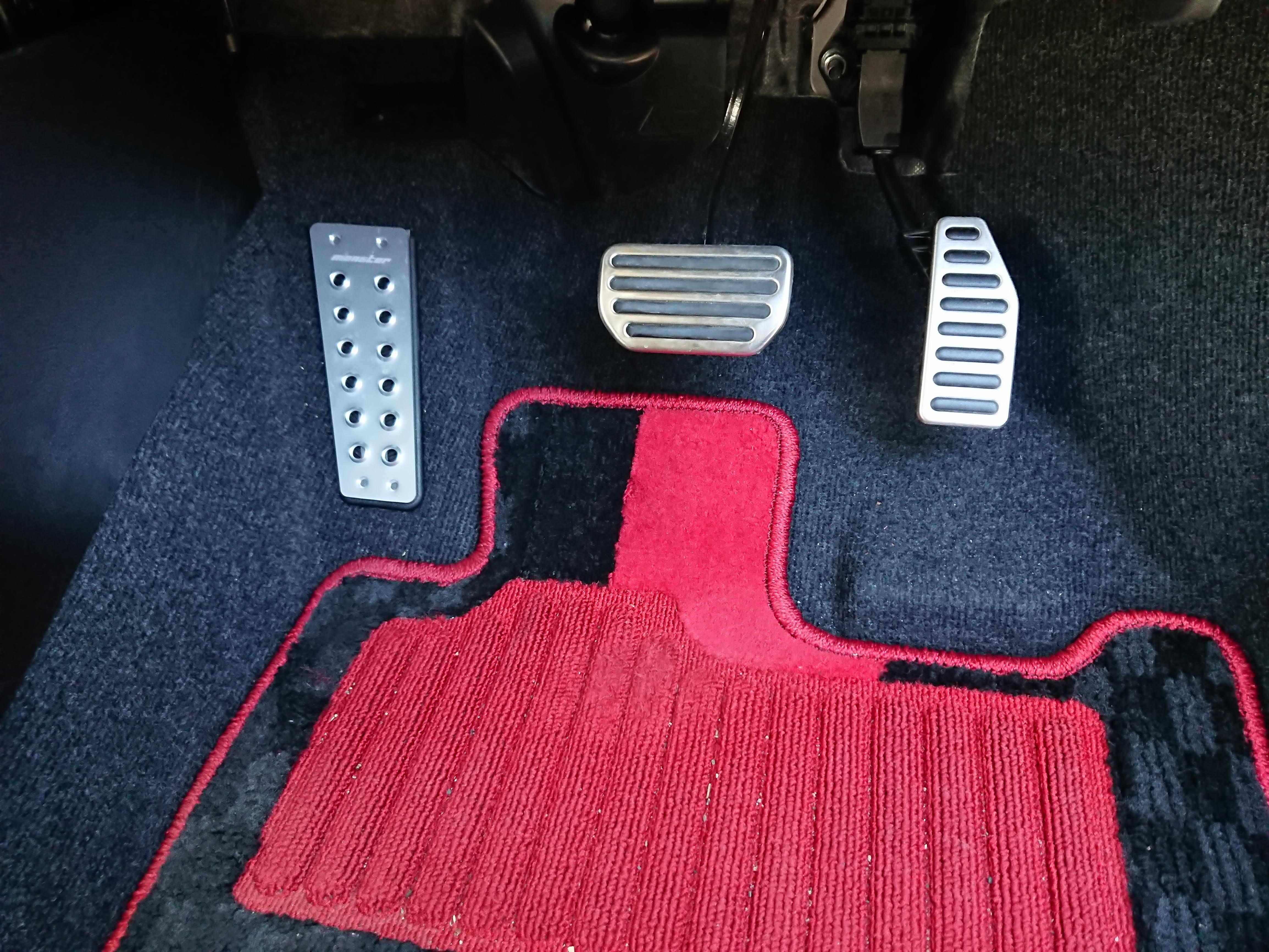 スイフトスポーツのフットレストカバーをアルミ製でカッコよくする